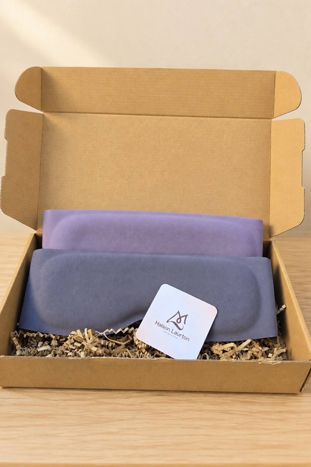 Box du masque lesté posée sur une table de chevet simple