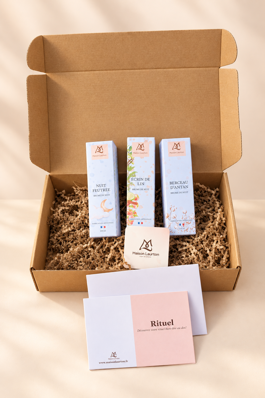 Coffret cadeau Maison Laurton ouvert, avec les trois brumes d’oreiller et les cartes du rituel.