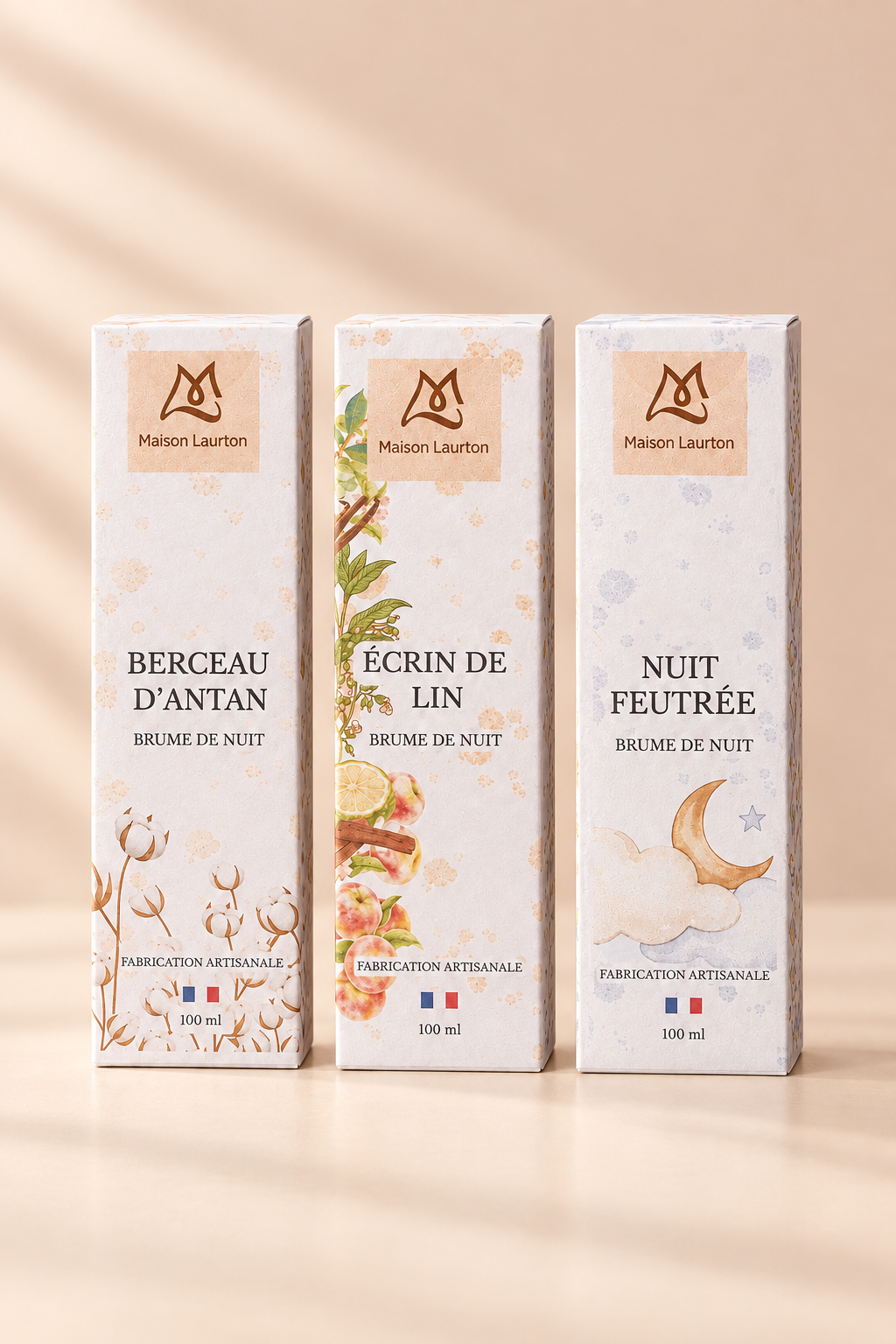 Les trois brumes d’oreiller Maison Laurton, Berceau d’Antan, Écrin de Lin et Nuit Feutrée, présentées sur un fond crème lumineux.